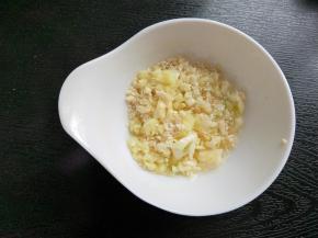 油微微冒烟的时候，淋入碗中。