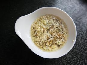 放入味极鲜，老抽，白糖，陈醋。