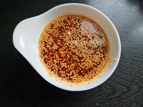 放入两勺辣椒油，搅拌均匀。