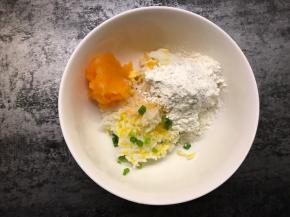 将大米、胡萝卜、玉米，香葱末放入碗中，倒入淀粉