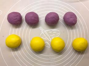 分别将南瓜面团和紫薯面团分成4份