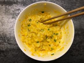 加适量盐搅拌均匀