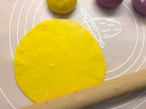 用擀面杖擀成圆面片