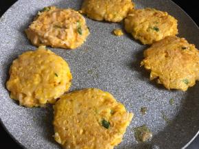 米饼表面凝固以后，翻面再摊一会儿，到两面金黄就可以出锅了