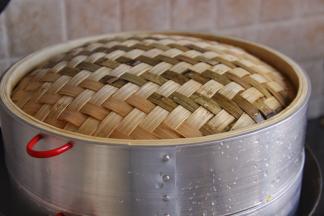 冷水入锅，水开后蒸30分钟，焖5分钟开盖