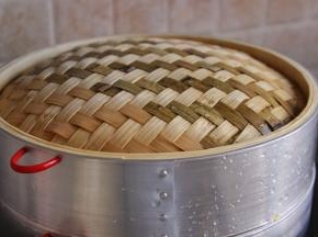 冷水入锅，水开后蒸30分钟，焖5分钟开盖