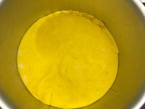 模具内壁刷上一层油，一层南瓜面片一层紫薯面片依次放好