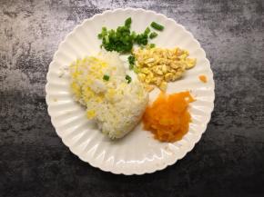 将大米洗净煮熟，胡萝卜剁碎，玉米粒切碎