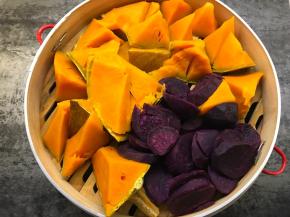 南瓜、紫薯上锅蒸熟