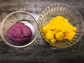 南瓜和紫薯中分别加入所有的材料混合成南瓜面团和紫薯面团，静置20分钟