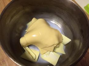 将黄油，纯牛奶，芝士片放入奶锅中小火软化
