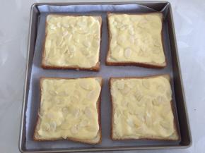 铺在吐司上，撒上杏仁片，放入预热好的烤箱190度上下火，8到10分钟即可