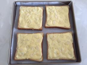 铺在吐司上，撒上杏仁片，放入预热好的烤箱190度上下火，8到10分钟即可