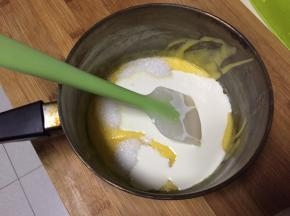 加入白砂糖和淡奶油继续小火，搅拌均匀即可