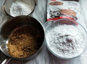 准备食材，木薯粉分两个器具，另一个器具中30g。