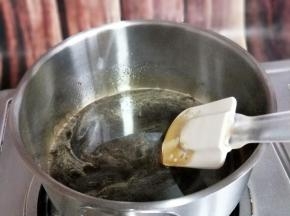 红糖中加入清水。(红糖和水比例 1:5）煮沸。