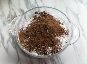 将可可粉加入木薯粉器具中。