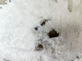 每搓完一颗珍珠都要滚上一层木薯粉，这样容易定型，更不容易沾。