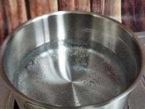 锅中加入清水，大火烧开。