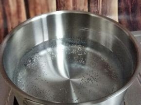 锅中加入清水，大火烧开。