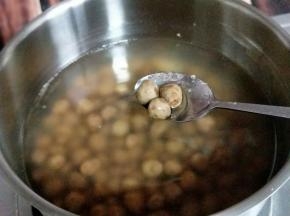 下入搓好的珍珠。