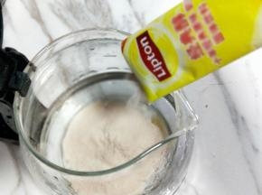 冲奶茶，将奶茶粉倒入器具中，开水冲。