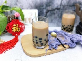 再把做好的珍珠放入奶茶中即可食用。