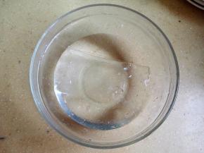 1.	先把吉利丁片用凉水泡软，待用，