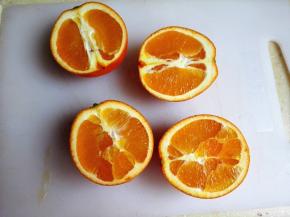 2.	将橙子冲洗一下，再竖着对切开，