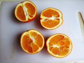2.	将橙子冲洗一下，再竖着对切开，