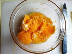 3.	用刀从侧面慢慢把橙肉与皮分用，取出果肉，