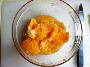 3.	用刀从侧面慢慢把橙肉与皮分用，取出果肉，