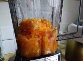 5.	把橙子果肉倒入破壁机里，