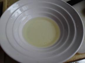 8.	把泡软的吉利丁片放到一个干净的碗里，倒入少许热水，搅拌一下，吉利丁片就融化了，再放入适量的糖，拌匀，