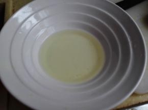 8.	把泡软的吉利丁片放到一个干净的碗里，倒入少许热水，搅拌一下，吉利丁片就融化了，再放入适量的糖，拌匀，