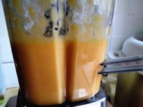 7.	很快破壁机就把橙子果肉打碎了，很细腻，更容易被吸收，