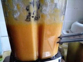 7.	很快破壁机就把橙子果肉打碎了，很细腻，更容易被吸收，