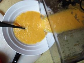 9.	把榨好的橙汁倒入其中，搅拌均匀，