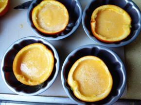 10.	将搅拌均匀的橙汁倒入处理好的橙皮中，