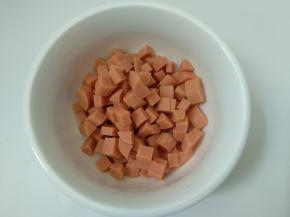 将咖喱切碎，火腿肠切成小丁。