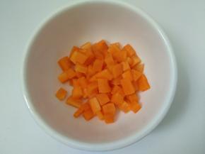 将胡萝卜切成小丁。
