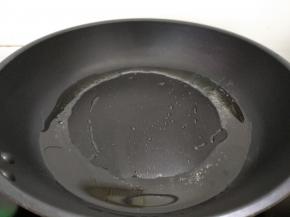 热锅倒入适量植物油烧八成热。