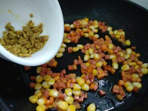 加入好待咖喱和适量盐翻炒均匀。