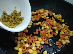 加入好待咖喱和适量盐翻炒均匀。