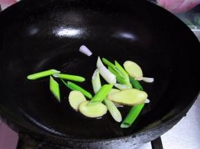 锅内加少许油爆香葱姜