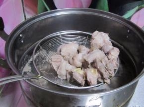 羊肉洗净切麻将块入冷水锅焯水捞出用流动的水冲洗干净，沥干