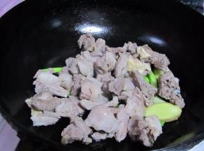 倒入羊肉煸炒出香味关火