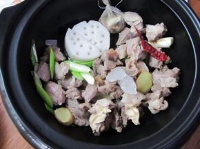 倒入羊肉、料包、干辣椒、白萝卜、冰糖、白胡椒粉