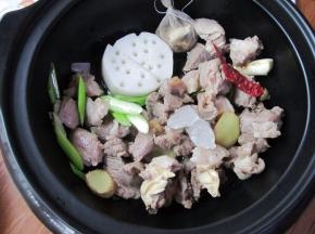倒入羊肉、料包、干辣椒、白萝卜、冰糖、白胡椒粉