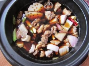 加入开水水没过羊肉开始炖煮
